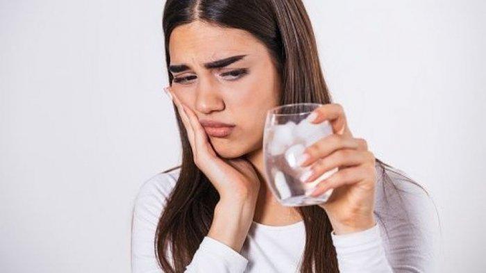 ilustrasi gigi sensitif yang terasa ngilu akibat minuman dingin