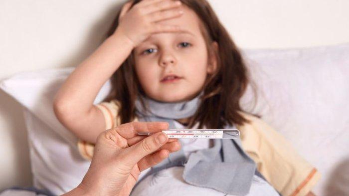 ilustrasi anak yang mengalami demam karena flu tomat