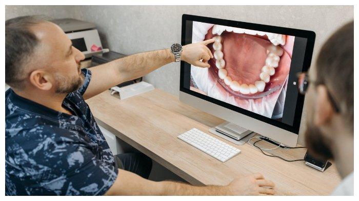 Ilustrasi dokter gigi menjelaskan rongga mulut
