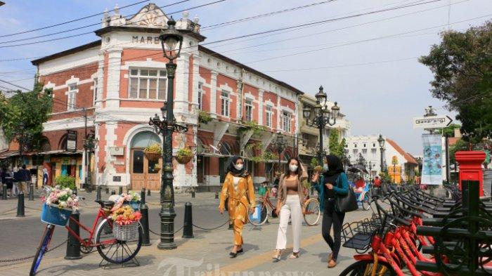 Ilustrasi hidup berdampingan dengan Pandemi Covid -19 - Foto: Penurunan menjadi level II pada Pemberlakuan Pembatasan Kegiatan Masyarakat (PPKM) berimbas terhadap dibukanya kembali kawasan pariwisata, ruang publik di sejumlah daerah, termasuk Kota Semarang, Jawa Tengah, Jumat (3/9/21). Sejumlah wisatawan terlihat mengunjungi kawasan kota lama yang menjadi favorit anak muda untuk mengenal wisata sejarah di Semarang. Walau sudah ditetapkan menjadi level II semua pengunjung wajib menerapkan 5 M.
