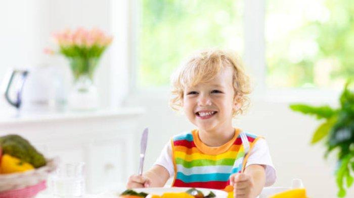 ilustrasi anak yang mengkonsumsi makanan gizi seimbang, simak penjelasan dr. Anindita Noviandhari, Sp.A