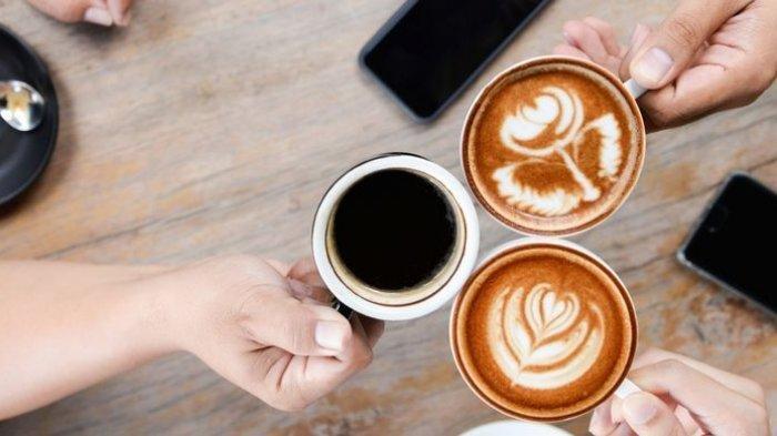Ilustrasi mengonsumsi kopi, dr. Mustopa, Sp.PD sebut kandungan kafein dalam kopi yang berlebihan bisa memicu asam lambung menjadi naik