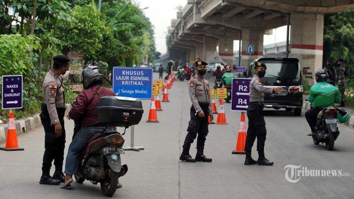 Ilustrasi pembatasan mobilitas - Penyekatan mobilisasi masyarakat PPKM Darurat di Jalan Lampiri, Jakarta Timur, Rabu (7/7/2021). PPKM Darurat di 15 kabupaten/kota di luar Pulau Jawa dan Bali pada 12-20 Juli 2021.