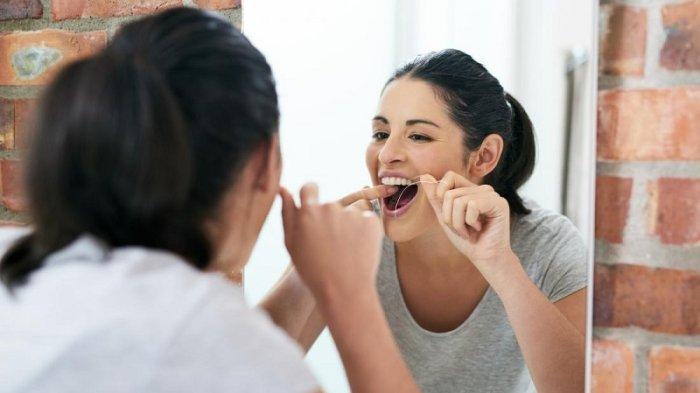 ilustrasi penggunaan dental floss untuk menghindari pembentukan karang gigi