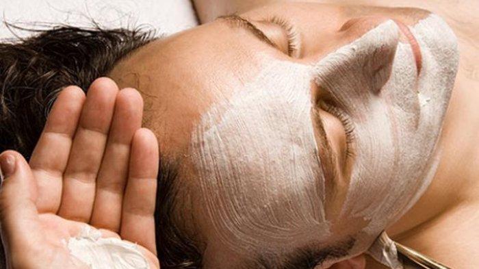Ilustrasi pria yang melakukan facial, dr. Hafid Ernanda paparkan manfaat hydrafacial