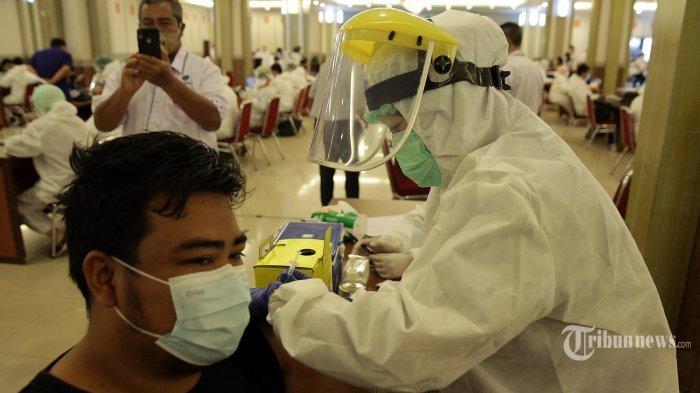 Kementerian Ketenagakerjaan (Kemnaker) bekerja sama dengan Kementerian Kesehatan (Kemenkes) mengadakan program vaksinasi bagi 1000 pekerja atau buruh di Kantor Kemnaker, Jalan Gatot Subroto,Jakarta Selatan, Selasa (4/5/2021). Pelaksanaan vaksinasi diselenggarakan dalam rangka memperingati Hari Buruh Internasional atau May Day Tahun 2021.