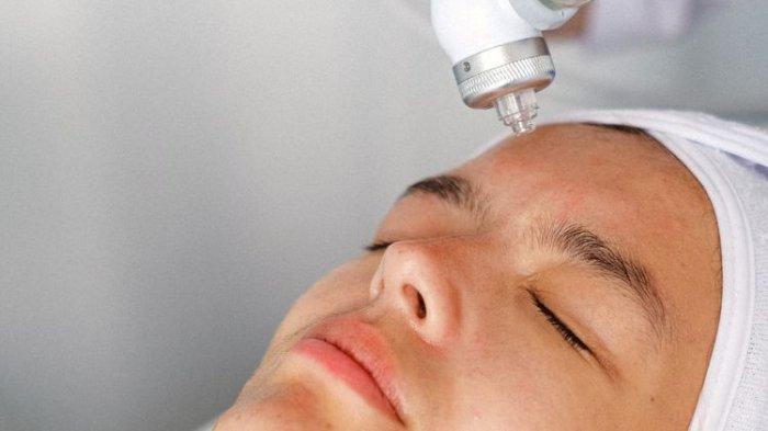 Ilustrasi wanita melakukan Hydrafacial