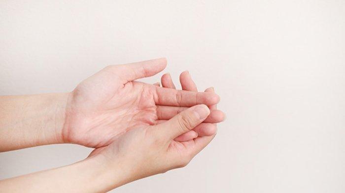 Kista ganglion adalah benjolan berisi cairan yang terjadi di dekat sendi atau tendon