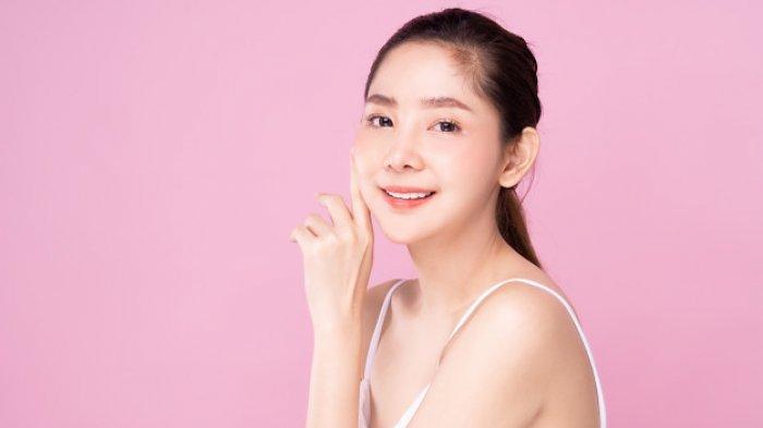 Ilustrasi seorang wanita yang melakukan perawatan mochi infus untuk kulit yang lebih kenyal dan sehat