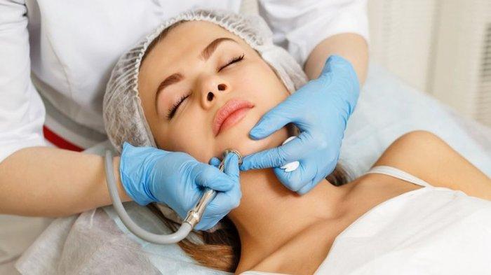 Ilustrasi dilakukannya tindakan laser rejuvenation