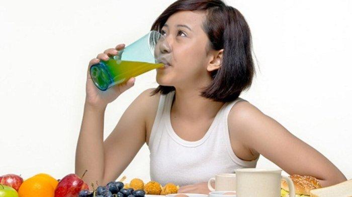 ilustrasi seorang remaja mengonsumsi makanan sehat