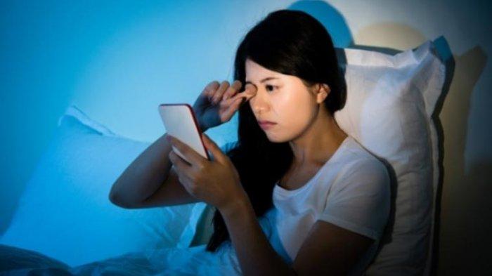 ilustrasi bermain gadget sebelum tidur dapat menyebabkan kualitas tidur yang buruk, berikut pemaparan dr. Rimawati Tedjasukmana.