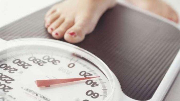 ilustrasi seseorang yang menimbang berat badan
