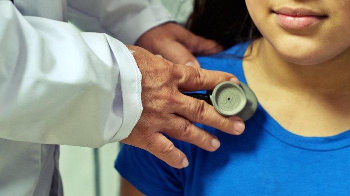Pemeriksaan anak yang dilakukan oleh dokter