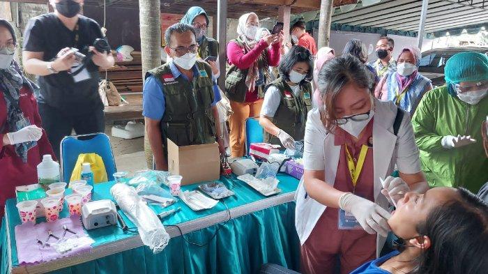 Pemeriksaan rongga mulut pada pelaksanaan kegiatan bakti sosial
