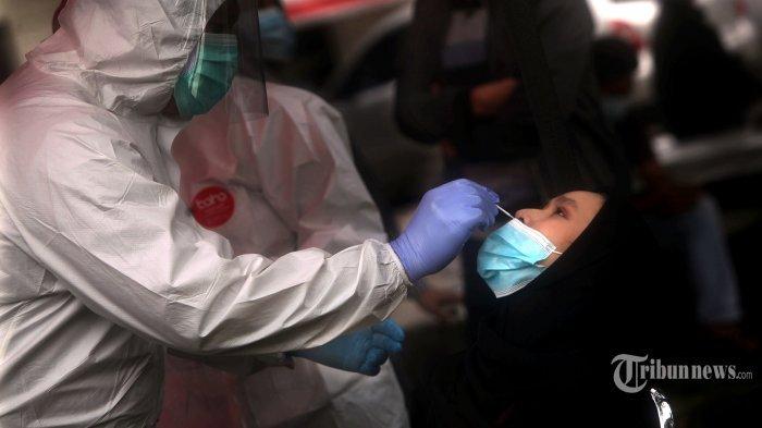 Petugas melakukan rapid test antigen terhadap warga setelah kendaraan yang mereka tumpangi dengan nomor polisi dari luar wilayah Bandung Raya keluar di Gerbang Tol Baros 1, Kota Cimahi, Jawa Barat, Sabtu (16/1/2021). Pelaksanaan Random Rapid Test Antigen bagi masyarakat pengguna jalan di luar wilayah Bandung Raya menyasar 50 warga yang diberhentikan kendaraannya secara acak. Dari hasil yang didapat, sebanyak 49 warga non reaktif dan 1 yang reaktif. Warga yang reaktif dirujuk untuk melakukan swab test PCR bersama 6 orang yang semobil. Dalam kegiatan tersebut dilibatkan personel Dinas Kesehatan, Dinas Perhubungan, Subgarnizun, Subdenpom, dan Kepolisian Polres Cimahi.
