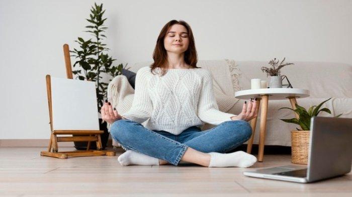 Ilustrasi seseorang yang melakukan self healing dengan yoga