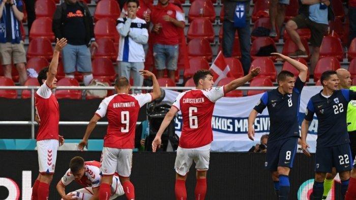 Pemain Denmark membantu gelandang Denmark Christian Eriksen saat mereka memanggil petugas medis setelah ia pingsan saat pertandingan sepak bola Grup B UEFA EURO 2020 antara Denmark dan Finlandia di Stadion Parken di Kopenhagen pada 12 Juni 2021.