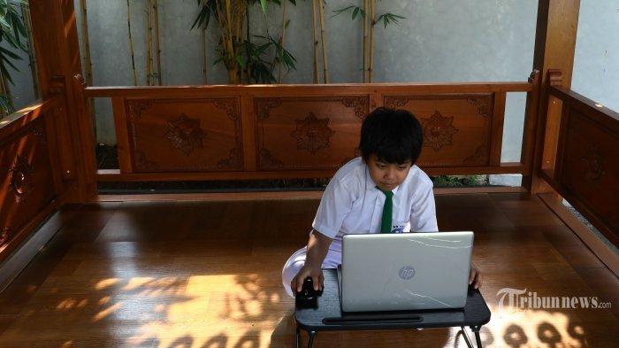 Siswa SD Islam Al Azhar 4 Muhammad Risyad (10) mengikuti Masa Pengenalan Lingkungan Sekolah (MPLS) secara daring dari kediamannya di Bintaro, Jakarta, Senin (13/7/2020). Kegiatan MPLS dan Pembelajaran Jarak Jauh (PJJ) tersebut bertujuan untuk mencegah penyebaran COVID-19 di lingkungan sekolah.