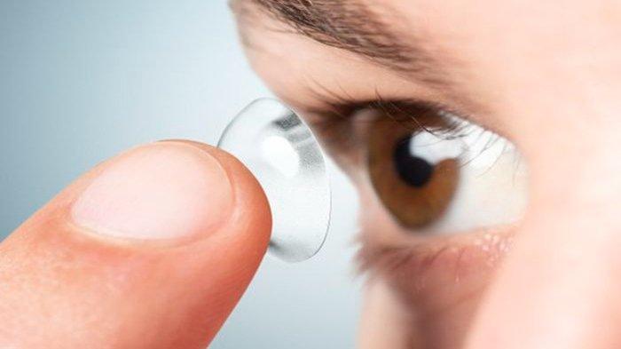 Ilustrasi penggunaan softlens, alat bantu penglihatan