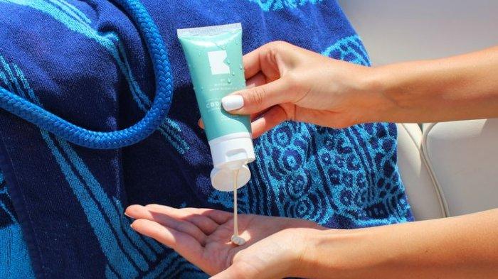 ilustrasi penggunaan sunscreen untuk mencegah terjadinya flek hitam