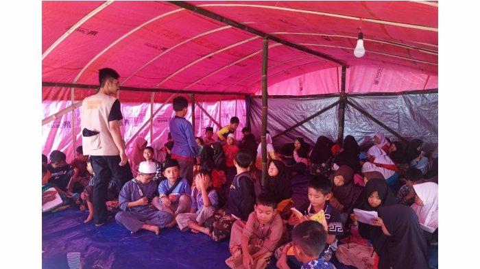 Tim relawan Yayasan Al Ghifari Bandung menyalurkan bantuan logistik dan mendirikan mushola hingga sekolah darurat untuk korban gempa bumi Cianjur, pada Kamis - Jum'at, (1-2/12/2022).