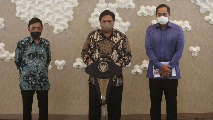 Menteri Koordinator Bidang Perekonomian Airlangga Hartarto pada press briefing kebijakan Pemerintah terkait harga minyak goreng, di Jakarta, Rabu (5/01).