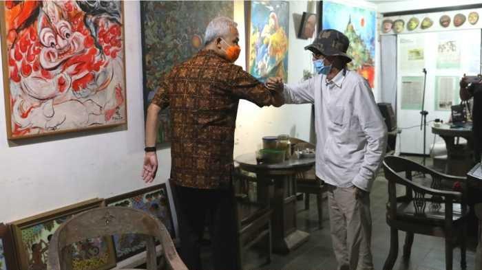 Gubernur Jateng Ganjar Pranowo mendatangi kediaman seniman gaek Tanto Mendut di Kabupaten Magelang, Rabu (7/4/2021) malam.