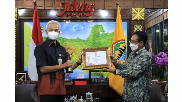 Pemprov Jateng terima tiga piala penghargaan dari OJK pusat, Selasa (6/4/2021). Piala itu diserahkan langsung oleh Kepala Otoritas Jasa Keuangan (OJK) Regional Jateng-DIY, Aman Santosa kepada Gubernur Jawa Tengah Ganjar Pranowo di Kantor Gubernur.