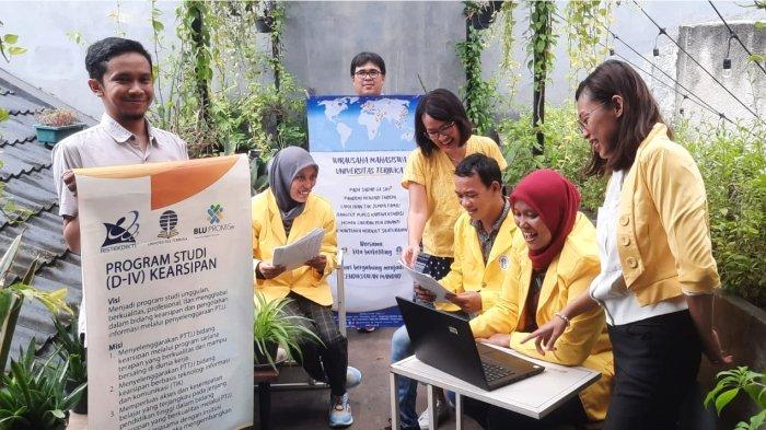 Kegiatan diskusi luring guna menentukan strategi wirausaha