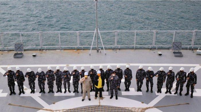 Menteri Koordinator Perekonomian Airlangga saat mengunjungi salah satu galangan kapal nasional yaitu PT Daya Radar Utama (DRU) Shipyard yang berlokasi di daerah Srengsem, Kota Bandar Lampung, Sabtu (12/02).