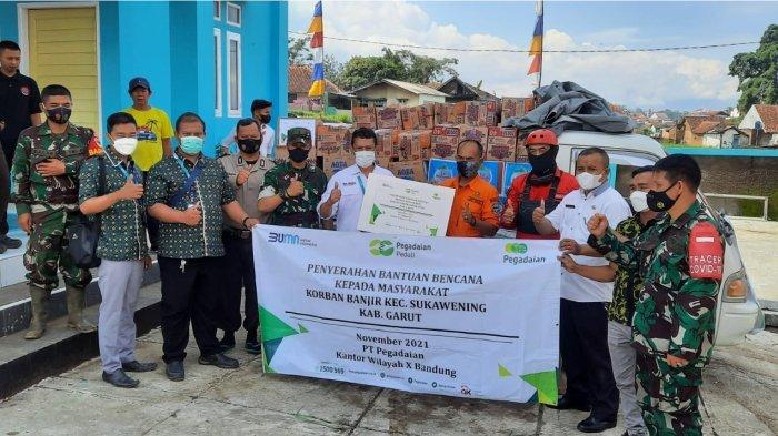 Pegadaian Serahkan Bantuan Bencana Alam Di Sukawening Garut