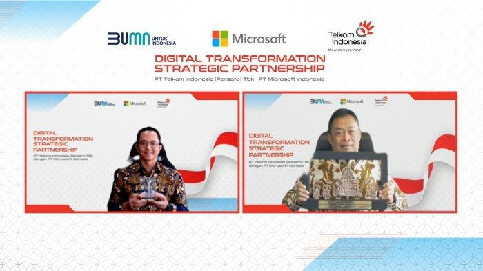 Direktur Utama Telkom Indonesia Ririek Adriansyah (kanan) bertukar cindera mata secara daring dengan President Director Microsoft Indonesia Haris Izmee usai penandatanganan MoU Digital Transformation Strategic Partnership antara Telkom Indonesia & Microsoft Indonesia, Kamis (19/8).