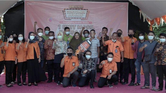 PT Pos Indonesia (Persero) menyerahkan hadiah grand prize Honda Brio kepada salah satu nasabah yang beruntung di Jepara, Jawa Tengah, pada Jumat (23/4/2021). Pemberian hadiah utama ini merupakan program Customer Reward periode 2020-2021.