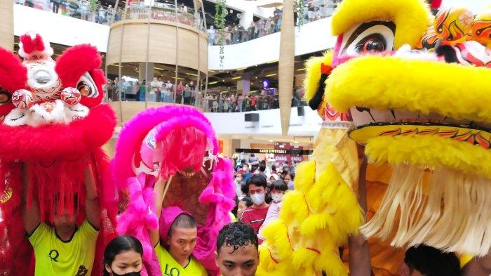 Para pemain barongsai meninggalkan lokasi selesai melakukan pertunjukan, di atrium 23 Paskal Shopping Center, Jalan Pasirkaliki, Kota Bandung, Jawa Barat, Senin (23/1/2023).
