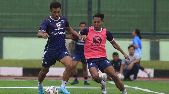Pemain Persib Bandung Abdul Aziz (kiri) berusaha meloloskan diri dari Beckham Putra Nugraha saat mengikuti latihan di Stadion Siliwangi, Bandung, Selasa (24/1/2023). Pelatih Luis Milla mempersiapkan komposisi pemain jelang pertandingan lawan Borneo FC pekan ini.