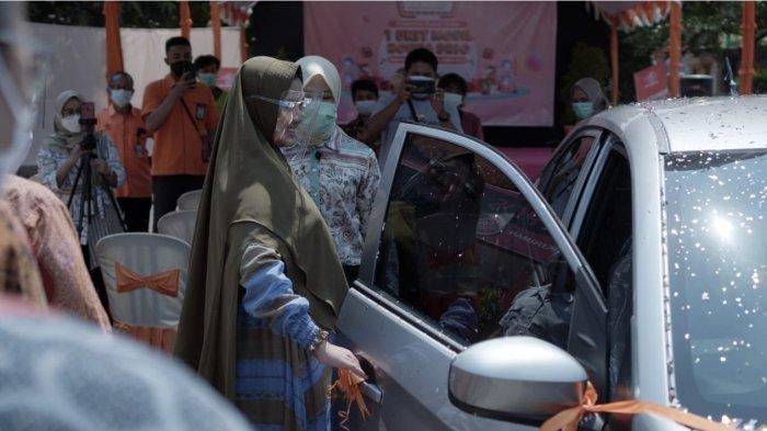 PT Pos Indonesia (Persero) menyerahkan hadiah grand prize Honda Brio kepada salah satu nasabah yang beruntung di Jepara, Jawa Tengah, pada Jumat (23/4/2021). Pemberian hadiah utama ini merupakan program Customer Reward periode 2020-2021.
