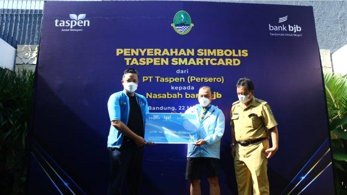 bank bjb bekerjasama dengan PT TASPEN (Persero) menggelar acara simbolis penyerahan TASPEN Smartcard dari Kantor Cabang PT TASPEN Bandung kepada perwakilan nasabah bank bjb.
