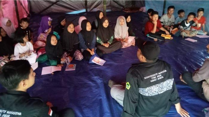 Tim relawan Yayasan Al Ghifari Bandung menyalurkan bantuan logistik dan mendirikan mushola hingga sekolah darurat untuk korban gempa bumi Cianjur, pada Kamis - Jum'at, (1-2/12/2022).
