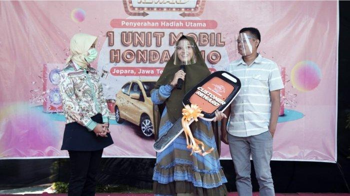 Hadiah diberikan secara langsung kepada pemenang oleh Direktur Bisnis Kurir dan Logistik PT Pos Indonesia (Persero) Siti Choiriana. Hadiah utama ini melengkapi total hadiah berupa 26 unit motor Honda Beat serta top up PosPay dengan total Rp80.000.000.