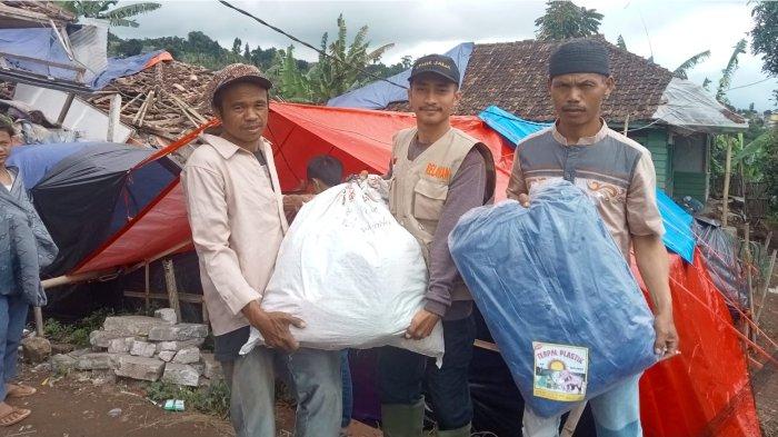 Tim relawan Yayasan Al Ghifari Bandung menyalurkan bantuan logistik dan mendirikan mushola hingga sekolah darurat untuk korban gempa bumi Cianjur, pada Kamis - Jum'at, (1-2/12/2022).