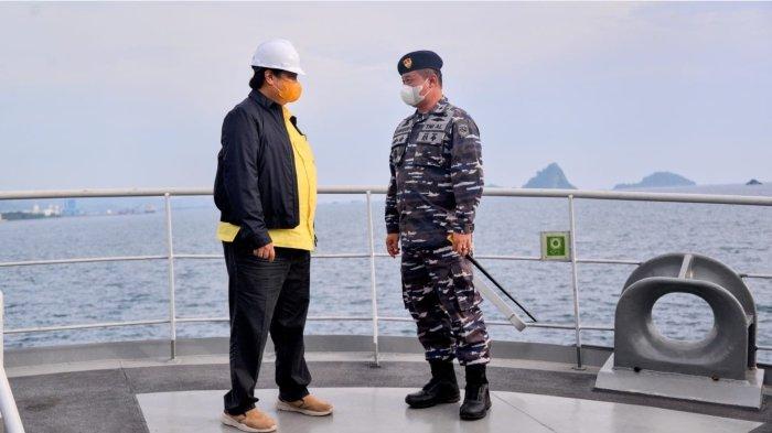 Menteri Koordinator Perekonomian Airlangga saat mengunjungi salah satu galangan kapal nasional yaitu PT Daya Radar Utama (DRU) Shipyard yang berlokasi di daerah Srengsem, Kota Bandar Lampung, Sabtu (12/02).