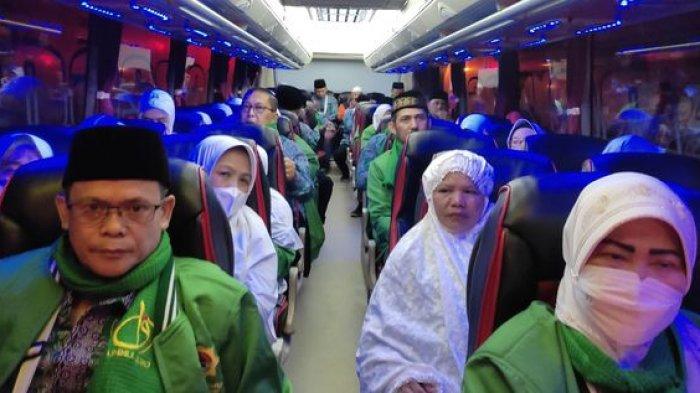Sebanyak 404 jemaah haji gelombang pertama berangkat dari Kabupaten Garut, pelepasan keberangkatan diselimuti rasa haru oleh keluarga yang mengantar, Selasa (7/6/2022) malam.