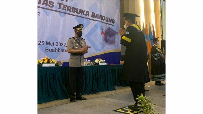 Karo SDM Polda Jabar, Kombes Pol. Drs. Solichin, S.H. Memberikan ucapan selamat kepala lulusan UT