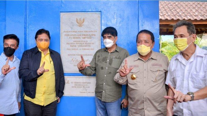 Menteri Koordinator Perekonomian Airlangga saat mengunjungi salah satu galangan kapal nasional yaitu PT Daya Radar Utama (DRU) Shipyard yang berlokasi di daerah Srengsem, Kota Bandar Lampung, Sabtu (12/02).