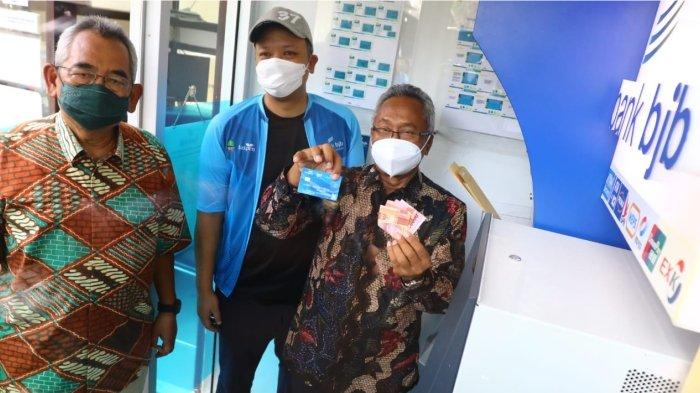 bank bjb bekerjasama dengan PT TASPEN (Persero) menggelar acara simbolis penyerahan TASPEN Smartcard dari Kantor Cabang PT TASPEN Bandung kepada perwakilan nasabah bank bjb.