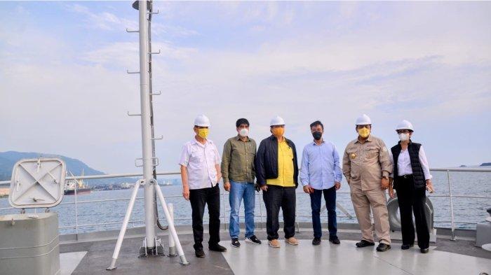 Menteri Koordinator Perekonomian Airlangga saat mengunjungi salah satu galangan kapal nasional yaitu PT Daya Radar Utama (DRU) Shipyard yang berlokasi di daerah Srengsem, Kota Bandar Lampung, Sabtu (12/02).
