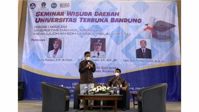 Seminar akademik dalam rangka wisuda, tema : Sinergitas dan Kolaborasi Mewujudkan SDM Unggul Melalui PTTJJ, dengan narasumber : Ibu Atalia (tapping), Pak Rudi bupati garut (daring), Pak Agus joko (dosen UT/kepala unit pengembangan profesi UT) secara live.