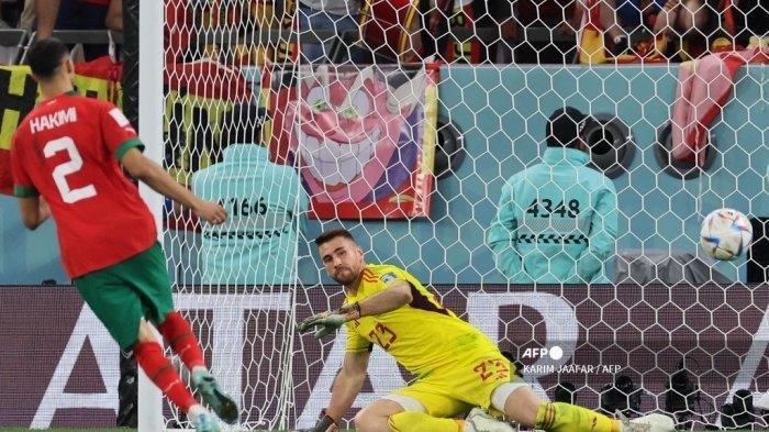 Bek Maroko #02 Achraf Hakimi (Kiri) melakukan konversi saat adu penalti untuk memenangkan pertandingan sepak bola putaran 16 besar Piala Dunia Qatar 2022 antara Maroko dan Spanyol di Education City Stadium di Al-Rayyan, barat Doha pada 6 Desember 2022