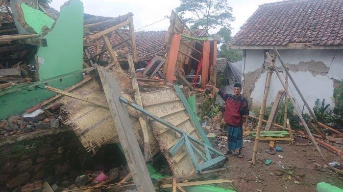 Ade Wijaya (60) menunjuk rumahnya di Desa Gasol, Kecamatan Cugenang, Kabupaten Cianjur, Jawa Barat, yang ambruk, Rabu (23/11/2022).